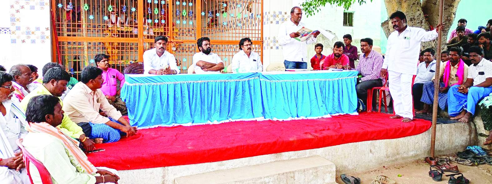 వేలం పాటలో పాల్గొన్న పత్తికొండ డిఎల్‌పిఒ ప్రకాష్‌ నాయుడు