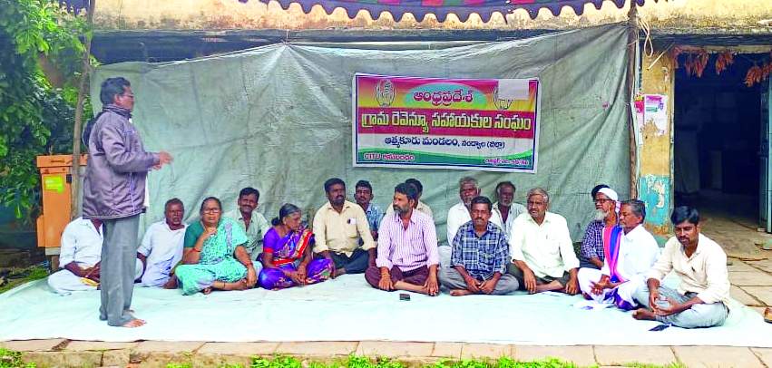 మాట్లాడుతున్న సిఐటియు జిల్లా అధ్యక్షుడు వి.యేసురత్నం