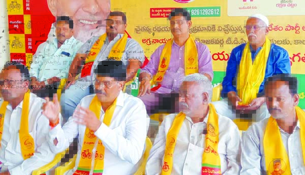 లంచాలకు నిలయంగా ఎమ్మెల్యే ఇల్లు: నరేంద్రవర్మ