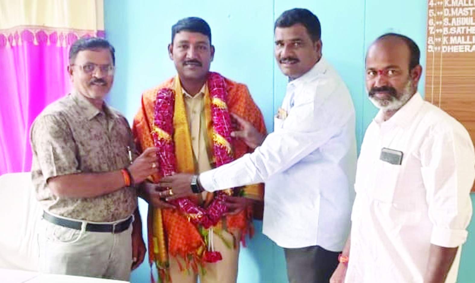 ఎస్‌ఐ రమేష్‌ బాబును సన్మానిస్తున్న నాయకులు