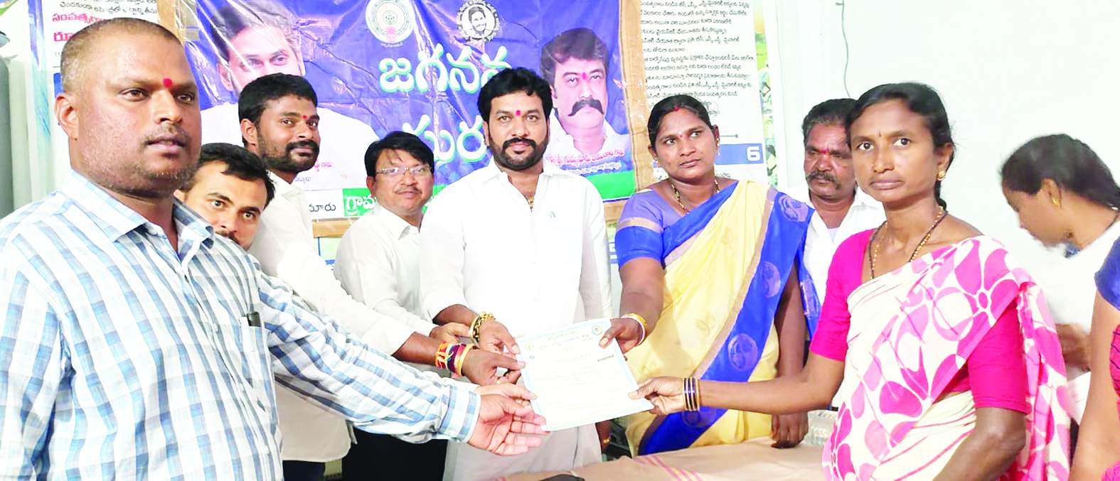 ధ్రువీకరణ పత్రాలను అందజేస్తున్న నారాయణ, సర్పంచులు, అధికారులు