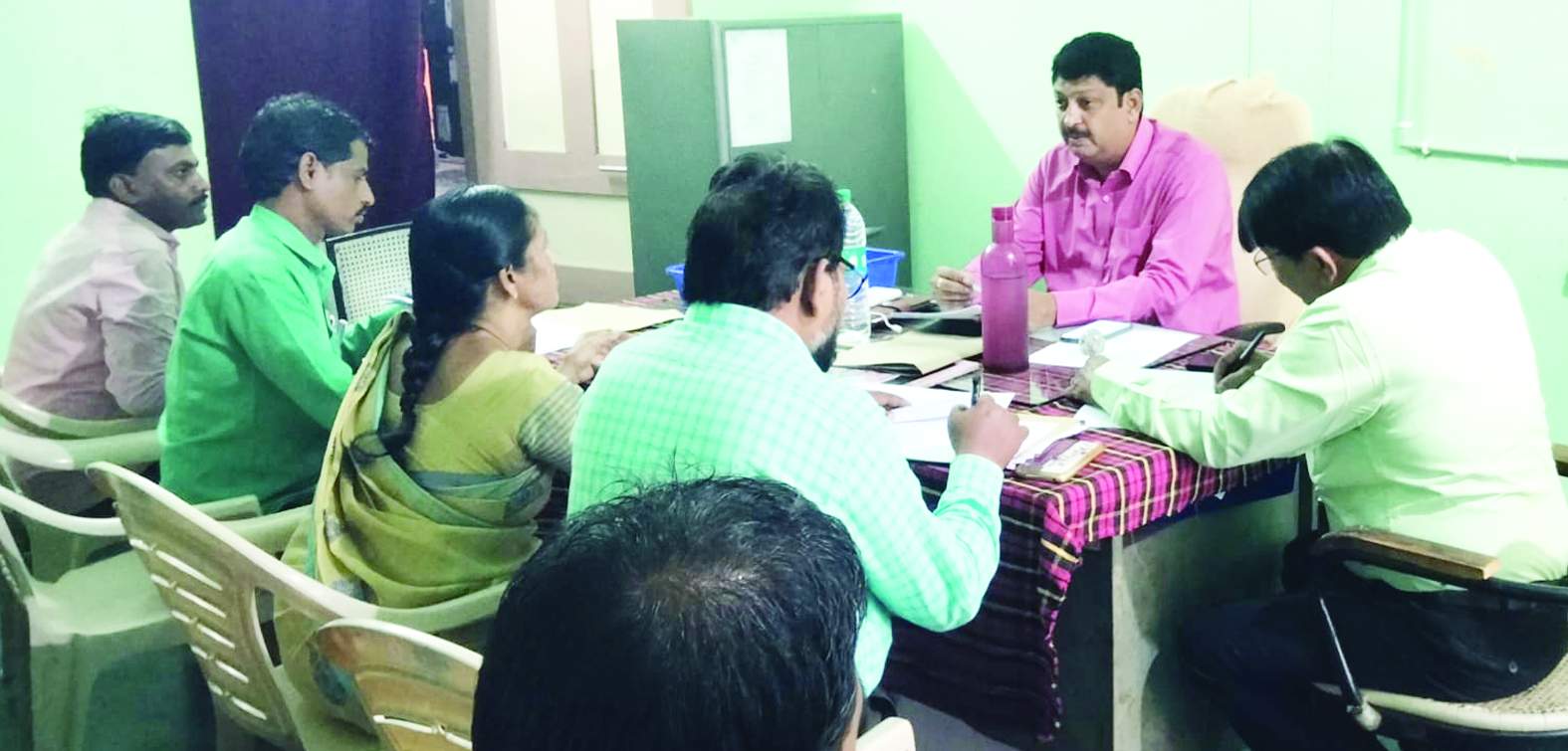 విద్యాధికారులతో మాట్లాడుతున్న వేణుగోపాల్‌