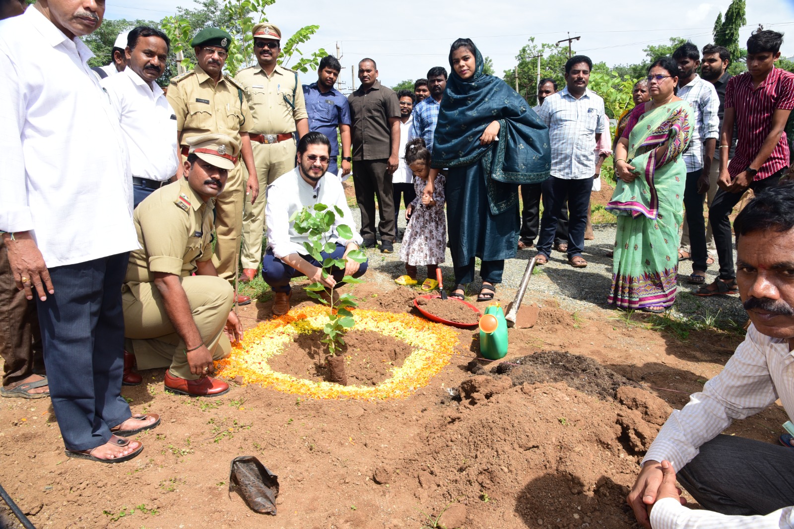 మొక్కలు నాటుతున్న కలెక్టర్‌ దంపతులు