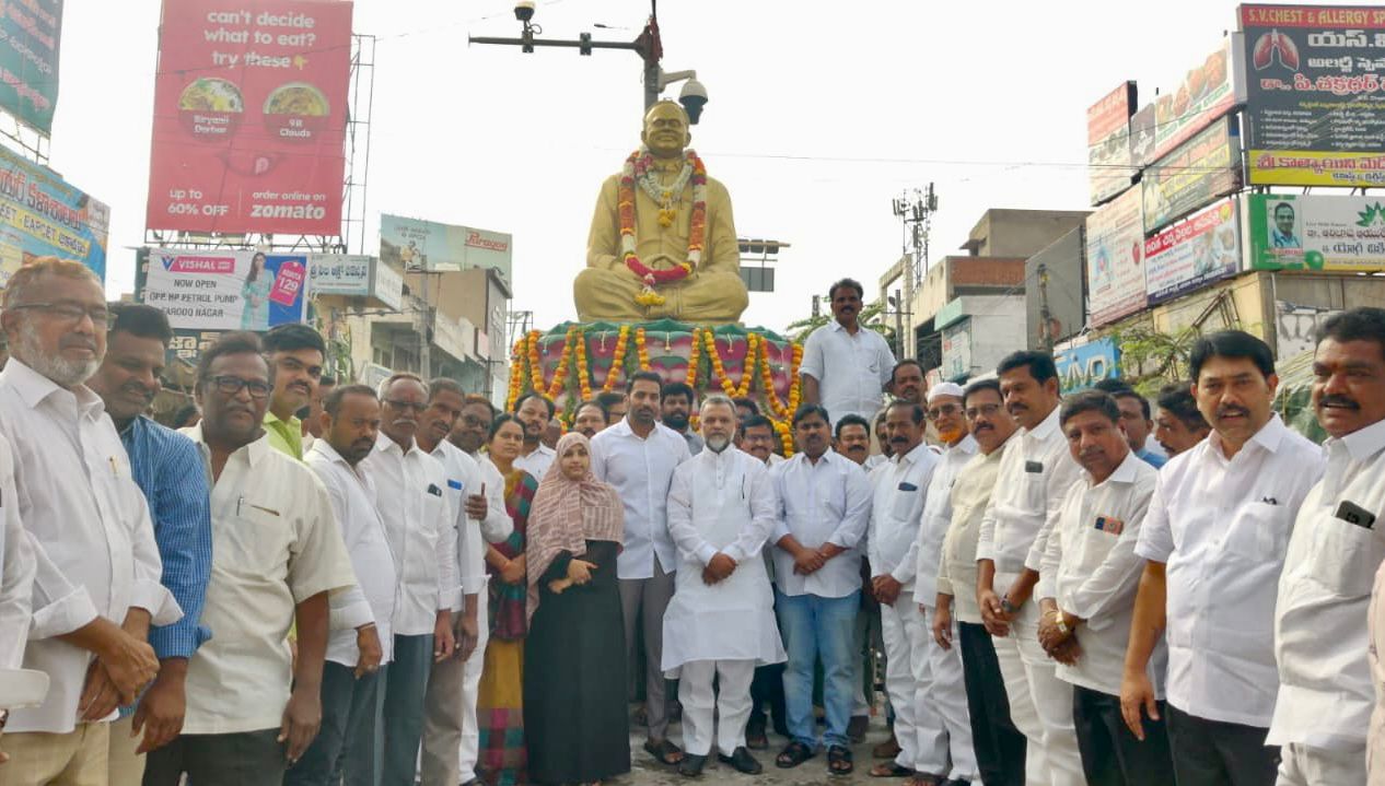 వైఎస్‌ఆర్‌ విగ్రహానికి పూలమాలలు వేసి నివాళ్లు అర్పిస్తున్న ఎమ్మెల్యే, ఎమ్మెల్సీ తదితరులు