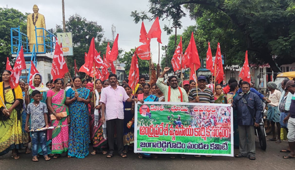 Surplus-lands-of-land-ceiling-should-be-distributed-to-the-poor