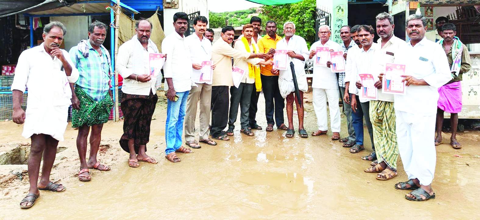 మిషన్‌ రాయలసీమ గోడపత్రికను విడుదల చేస్తున్న రాజాసాహెబ్‌