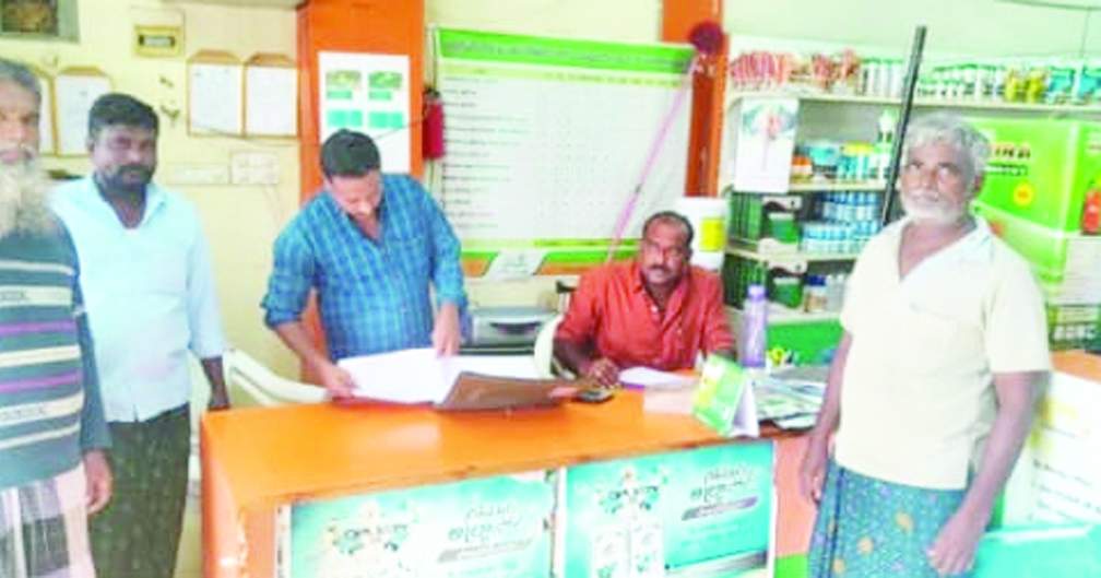 దేవనకొండలో పురుగుమందుల దుకాణాన్ని తనిఖీ చేస్తున్న ఎఒ
