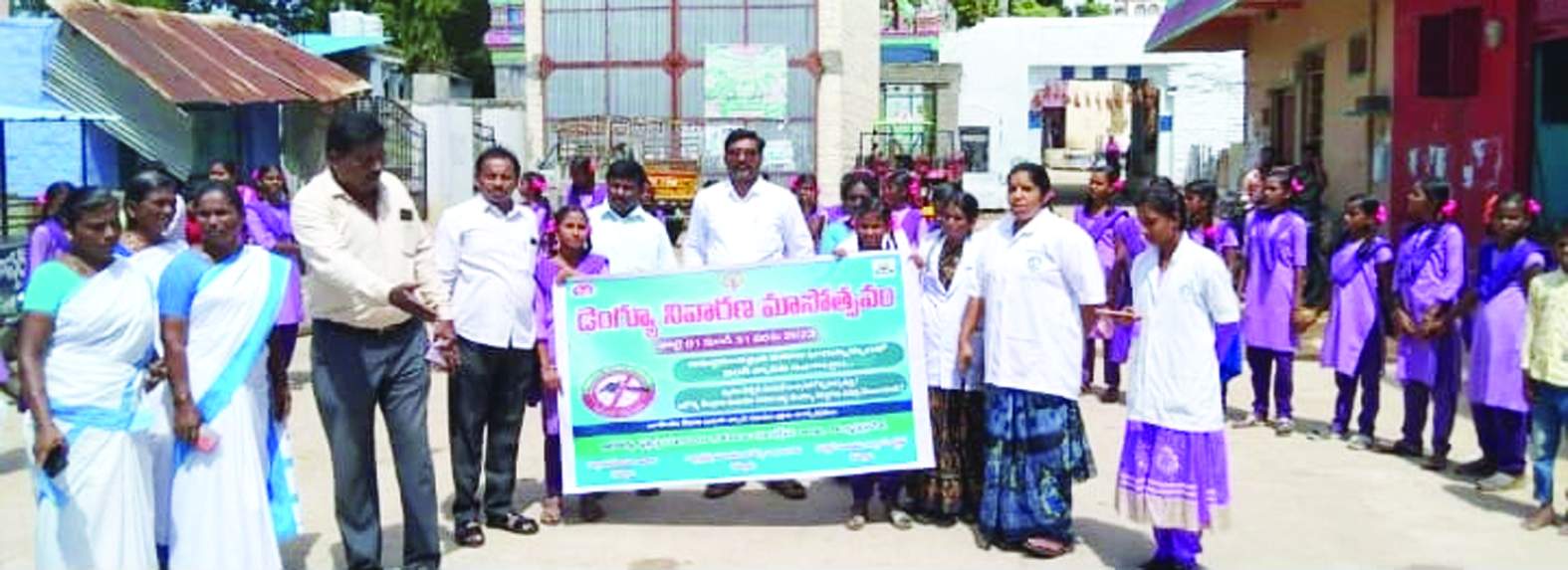 ర్యాలీ నిర్వహిస్తున్న సిబ్బంది