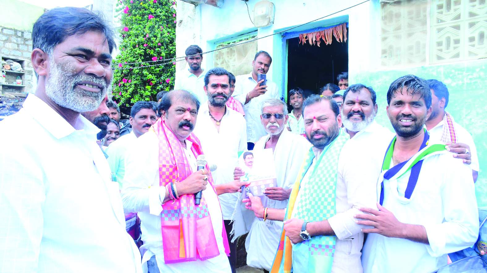 సంక్షేమ పథకాలను అడిగి తెలుసుకుంటున్న గుమ్మనూరు జయరామ్‌