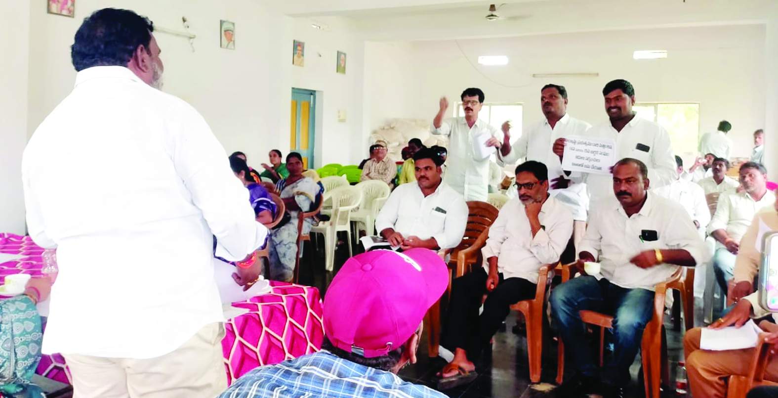 సమావేశంలో మాట్లాడుతున్న సర్పంచులు