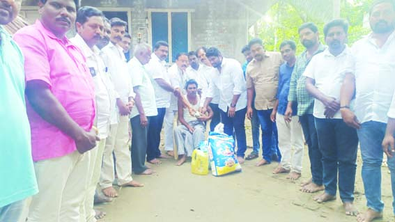 సత్యనారాయణకు నగదు, నిత్యావసరాలు అందజేత