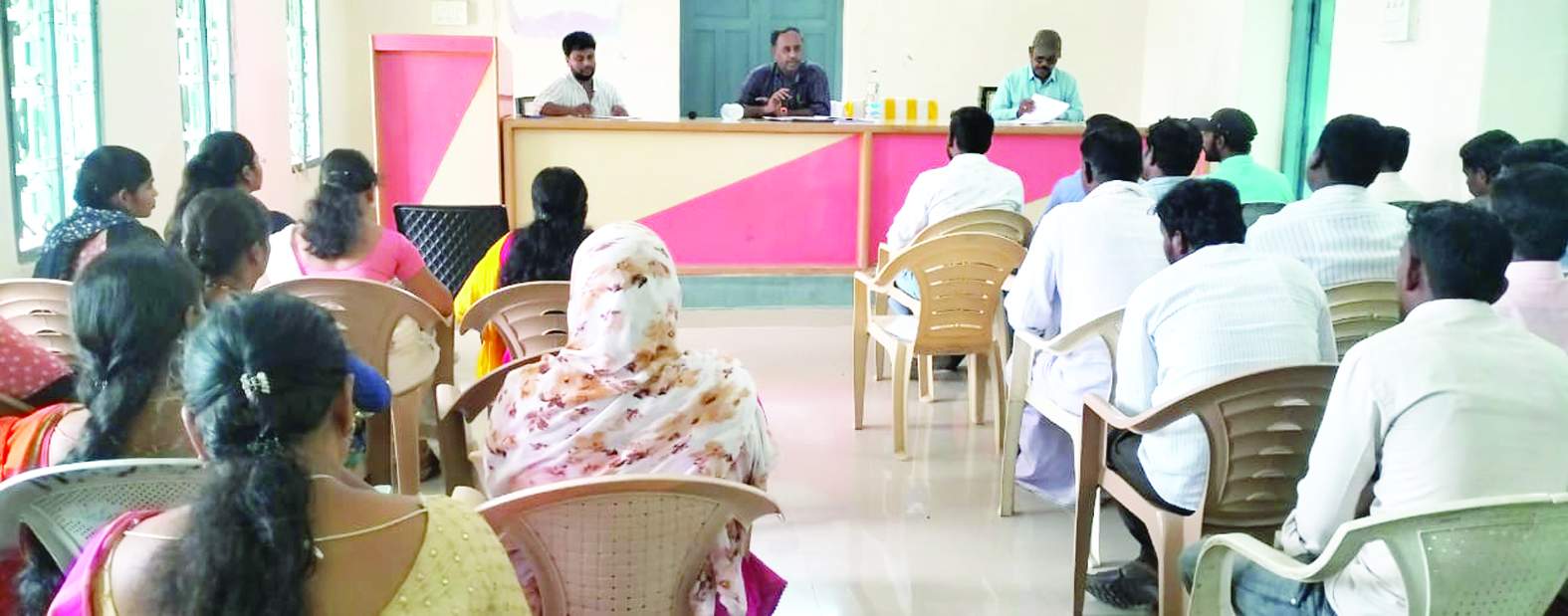 శిక్షణ ఇస్తున్న అధికారులు