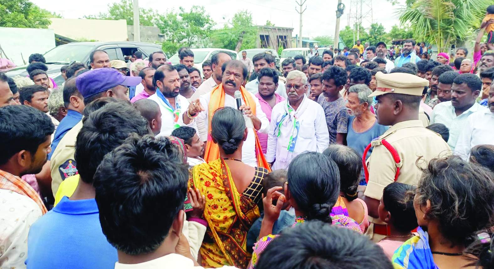 ధ్రువపత్రాలను అందజేస్తున్న మంత్రి గుమ్మనూరు