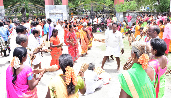 Folk-artists-protest-in-Chittoor