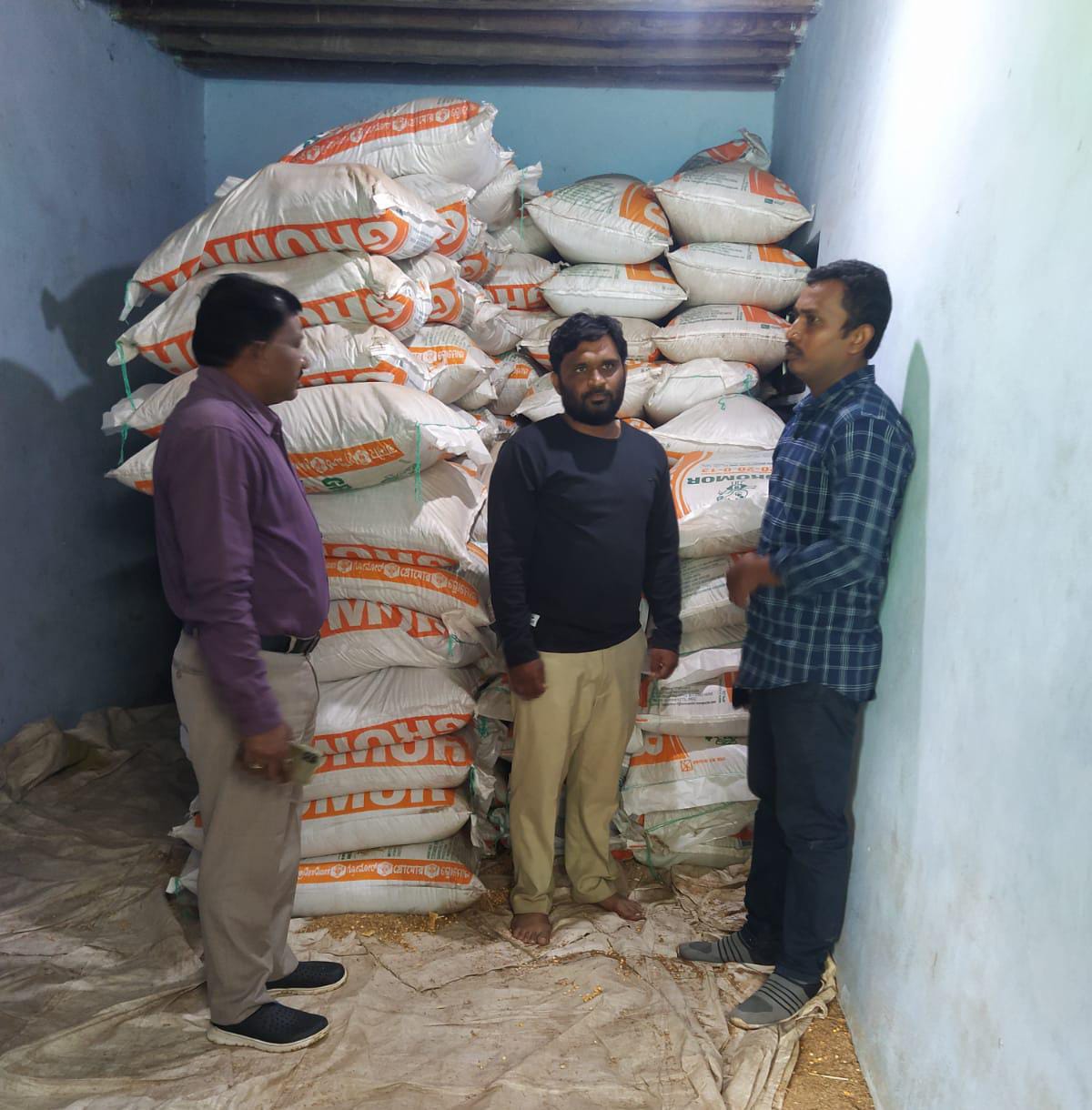 గోడౌన్లో ఉన్న మందులను పరిశీలిస్తున్న ఏడి