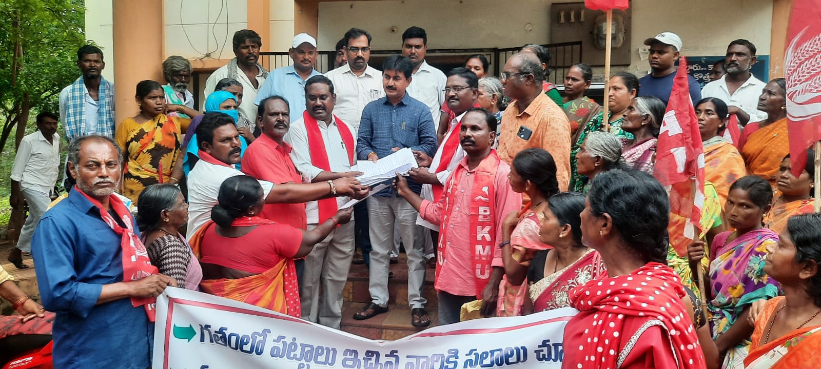 తహసిల్దార్ కు వినతి పత్రం ఇస్తున్న దృశ్యం             