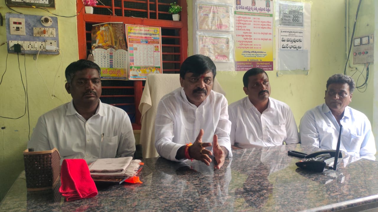 విలేకరుల సమావేశంలో మాట్లాడుతున్న లబ్బి వెంకటస్వామి