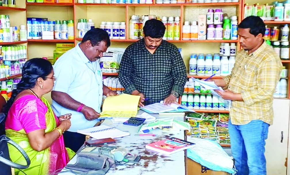 తనిఖీలు నిర్వహిస్తున్న అధికారులు