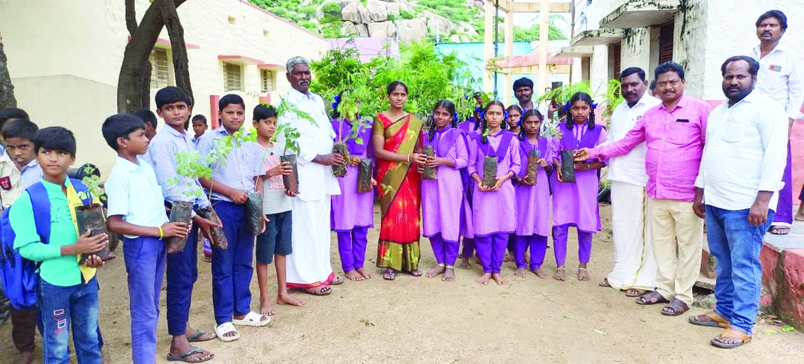 మొక్కలు పంపిణీ చేస్తున్న సర్పంచి