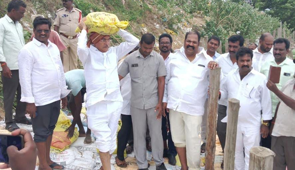 minister-venu-on-floods-area-supply-rice