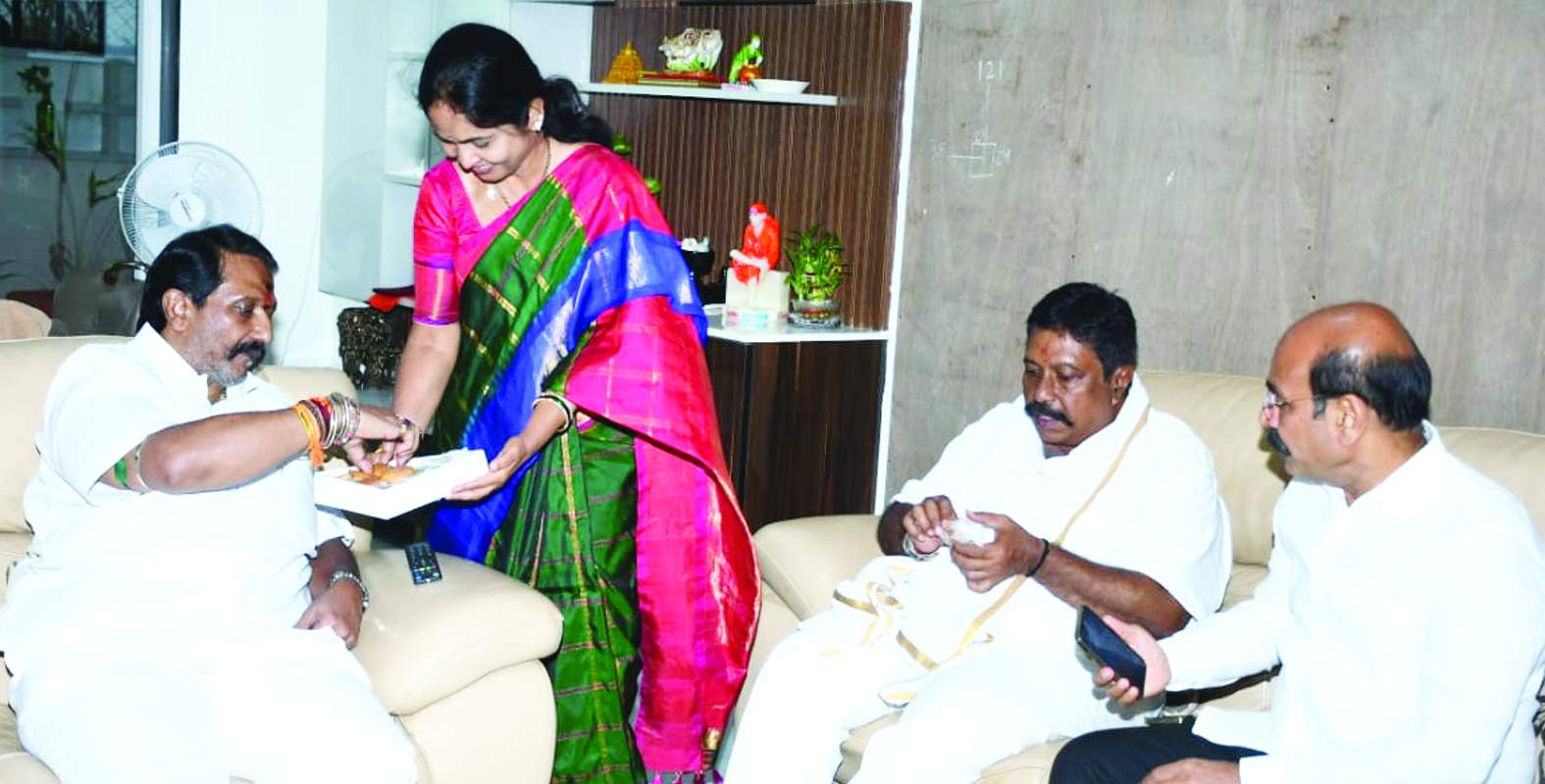 విజయమనోహరిని అభినందిస్తున్న ఎమ్మెల్యేలు