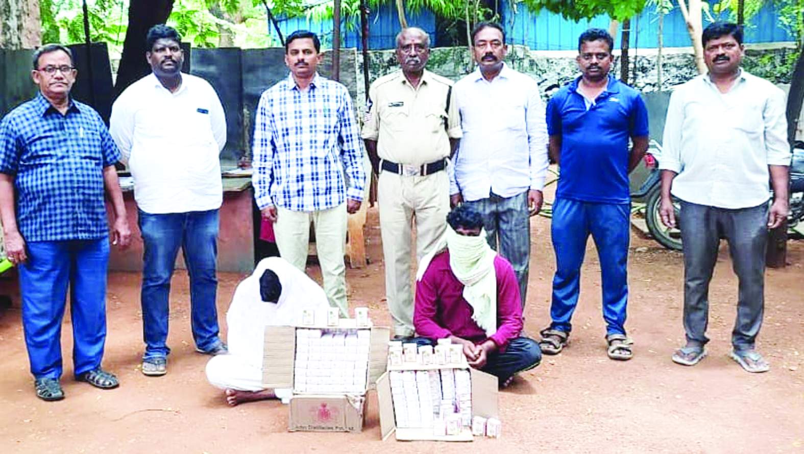 నిందితులను చూపుతున్న పోలీసులు