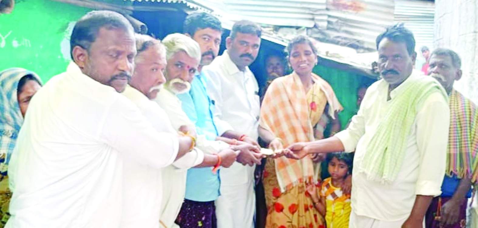 ఆర్థిక సాయం అందజేస్తున్న నాయకులు