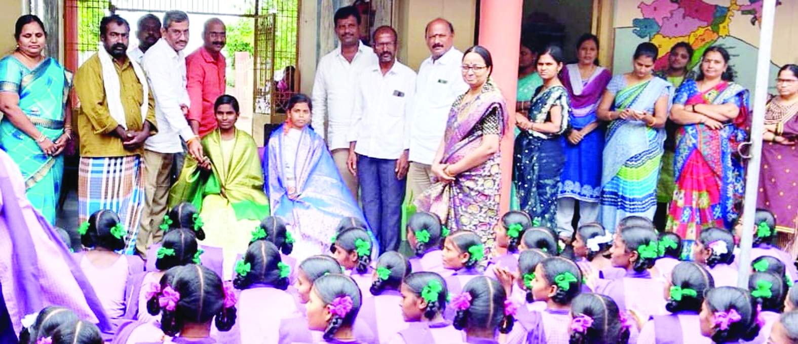 విద్యార్థులను సన్మానిస్తున్న నాయకులు