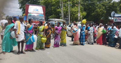  రోడ్డెక్కిన మహిళలు