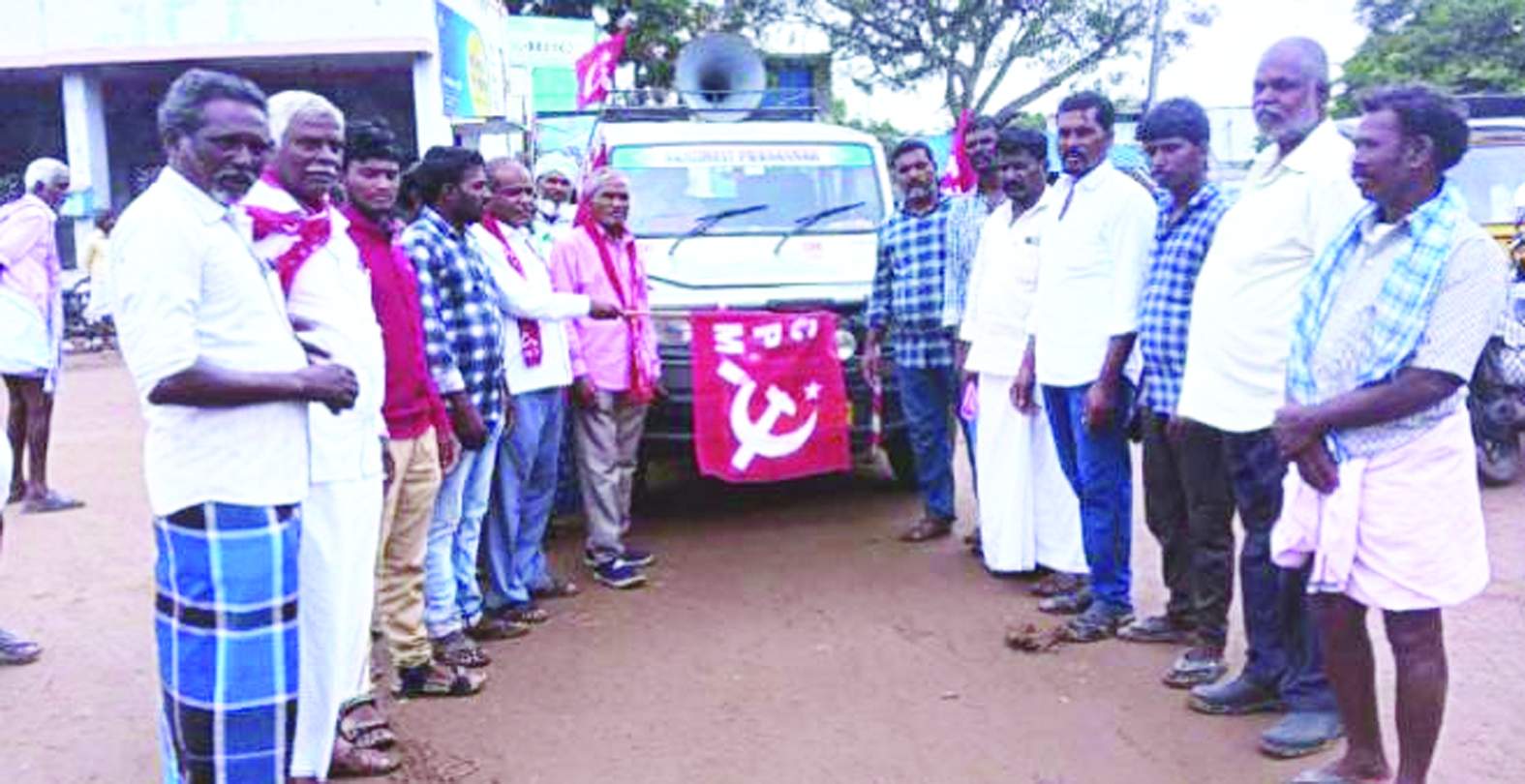 జీపుజాతాను ప్రారంభిస్తున్న వెంకటేశులు