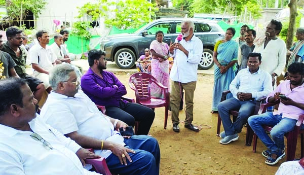 సాగు భూములను అప్పగిస్తే ఊరుకోం