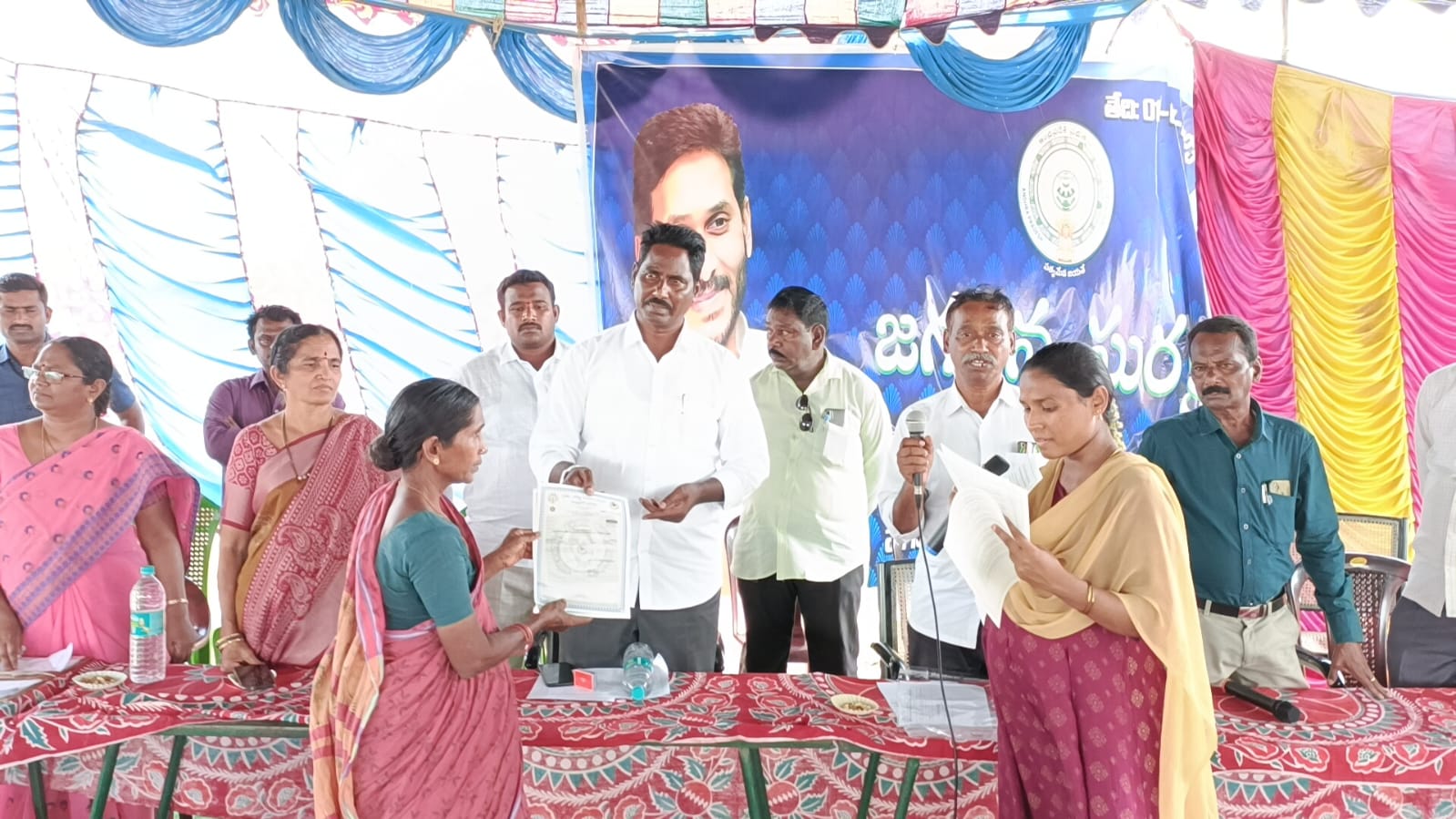 ఉదయం జరిగిన జగనన్న సురక్ష కార్యక్రమంలో పాల్గొన్న ఎమ్మెల్యే ఆర్థర్‌