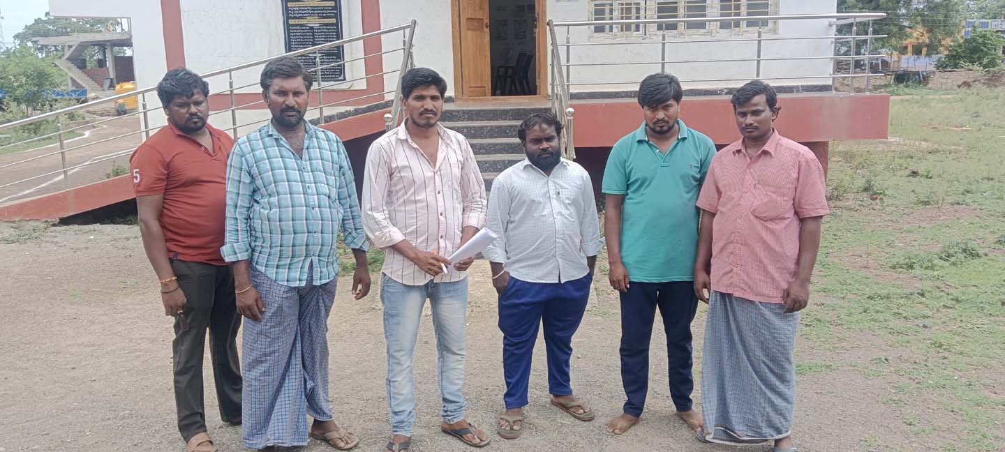 సచివాలయం ఆవరణలో విలేకరులతో మాట్లాడుతున్న దళిత కాలనీ యువకులు