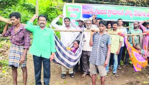 గిరిజనుల వినూత్న నిరసన