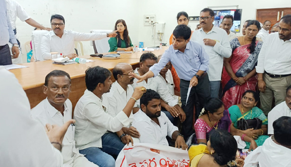 sarpanch-protest-at-collector