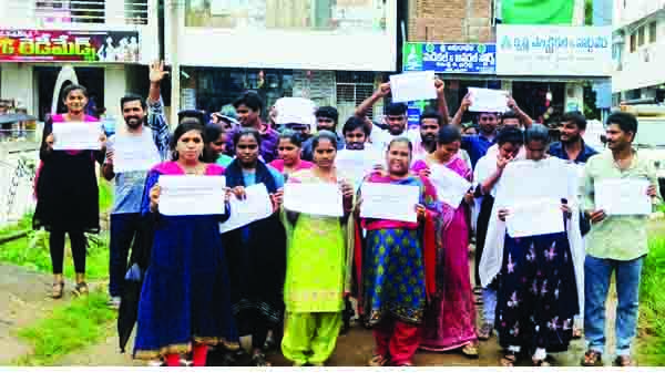 పవన్‌ వ్యాఖ్యలపై వలంటీర్ల ధర్నా