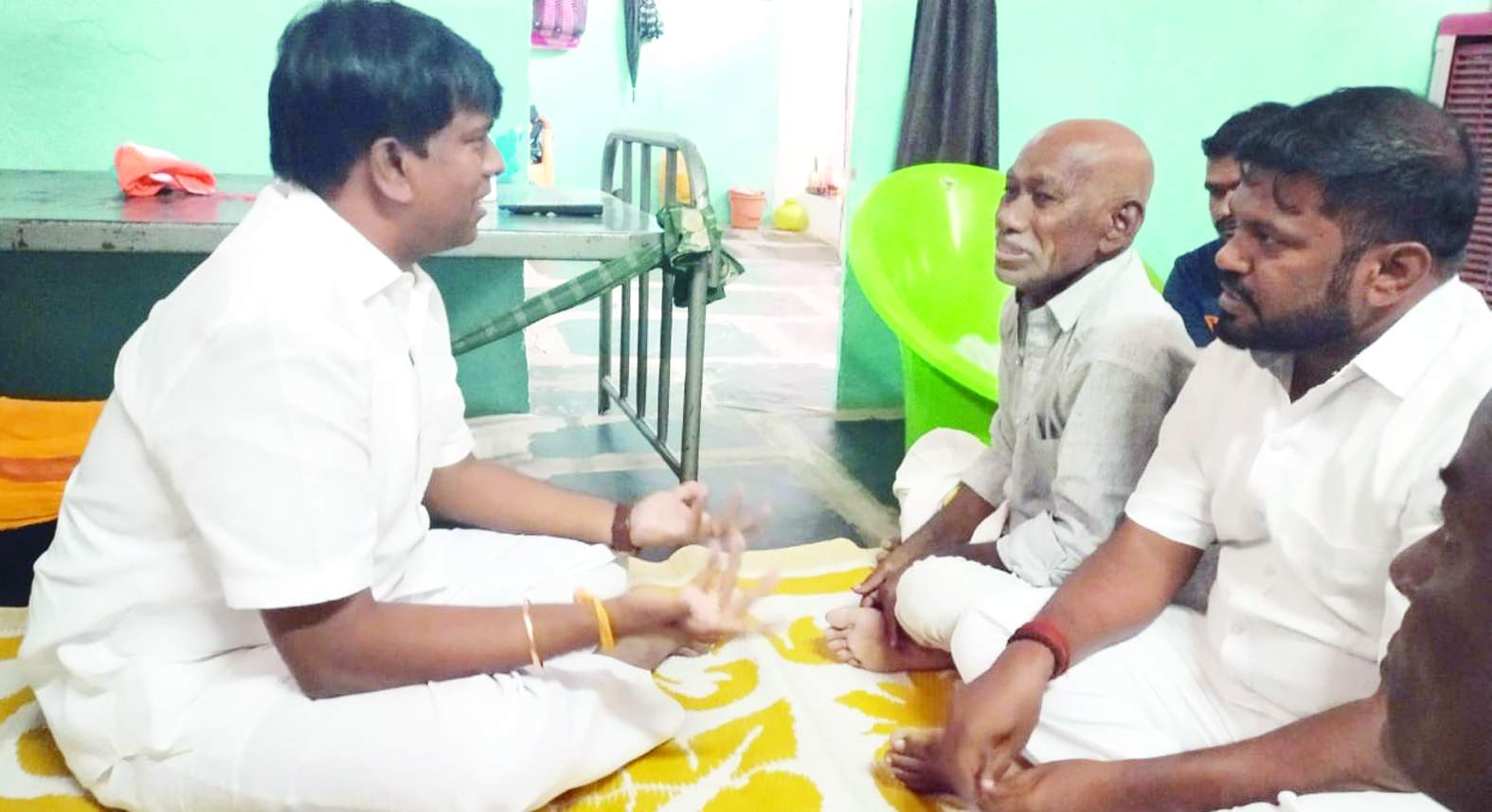 కార్యకర్తను పరామర్శిస్తున్న బీవీ.జయనాగేశ్వర రెడ్డి