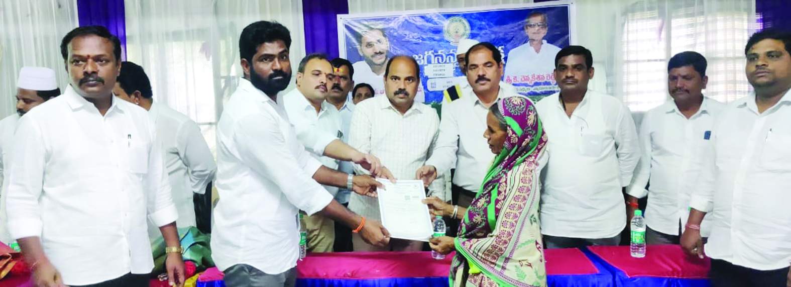 ధ్రువపత్రాలను పంపిణీ చేస్తున్న నాయకులు