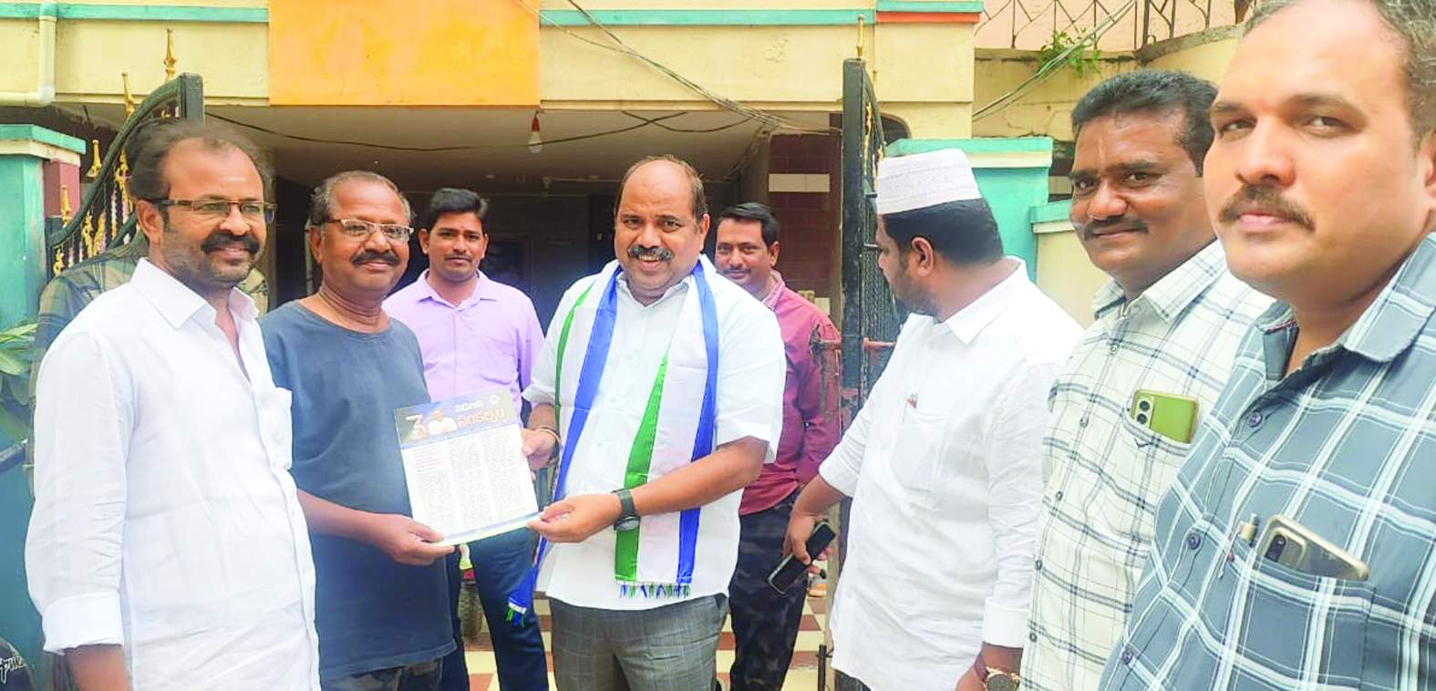 ప్రభుత్వ లబ్ధి పత్రాలను అందిస్తున్న జగన్మోహన్‌ రెడ్డి