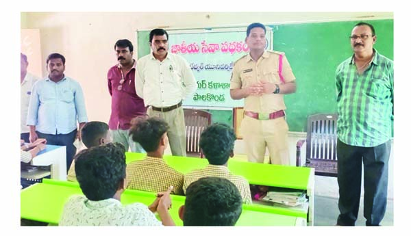 కాలేజీల్లో 'మీ పోలీసు గురించి తెలుసుకోండి'