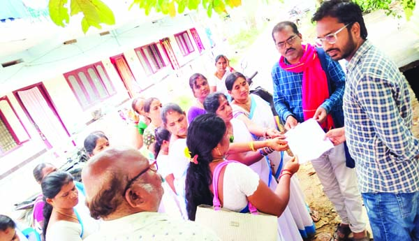 సమస్యల పరిష్కారం కోరుతూ ఆశాల నిరసన