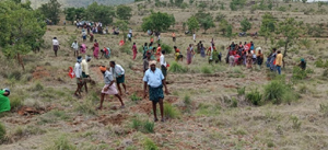 భూమిని చదును చేసుకుంటున్న పేదలు 