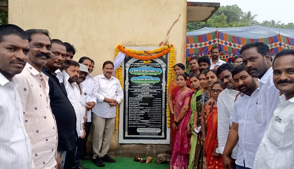 వాటర్‌ ట్యాంక్‌ నిర్మాణానికి మంత్రి భూమి పూజ