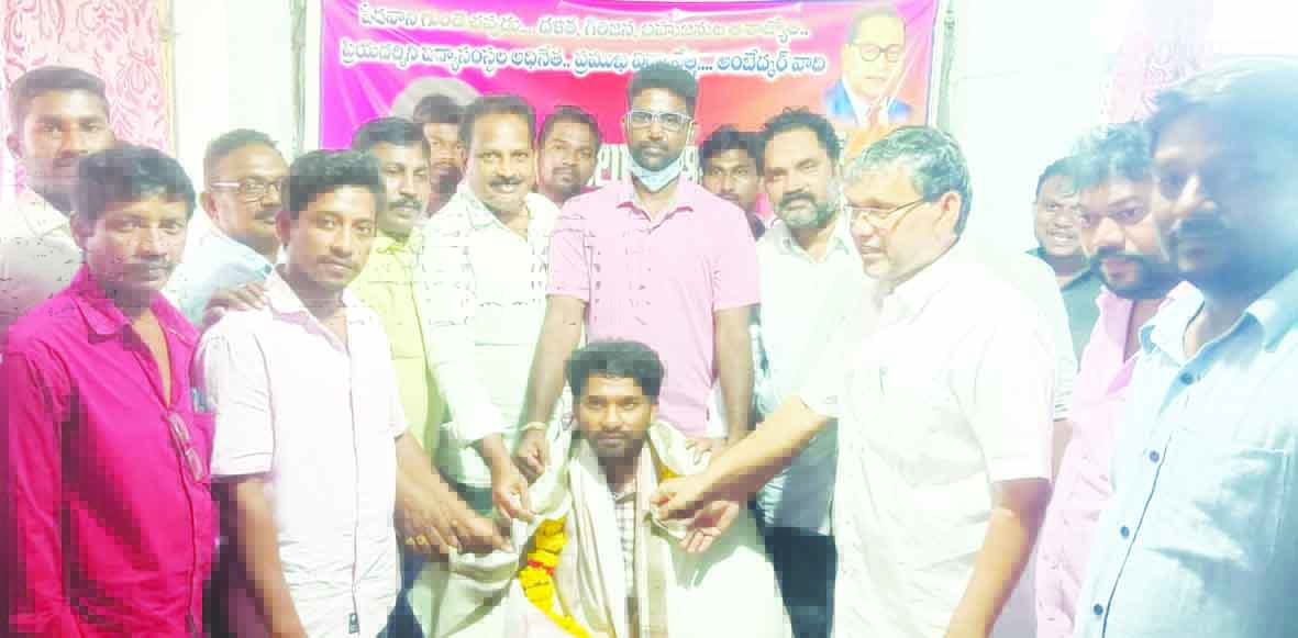 సివిల్స్‌ విజేత సాగర్‌బాబుకు సన్మానం