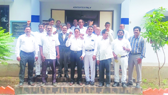 అక్రమ కేసులపై న్యాయవాదుల నిరసన