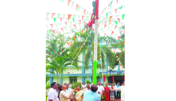 ఐటిడిఎలో ఘనంగా స్వాతంత్య్ర వేడుకలు