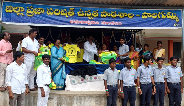 విద్యార్థులకు క్రీడా దుస్తుల బహుకరణ