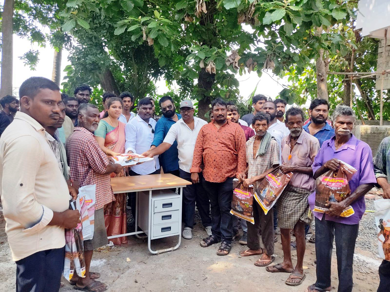 పారిశుధ్య కార్మికులు, ఆశాలకు దుస్తులు పంపిణీ