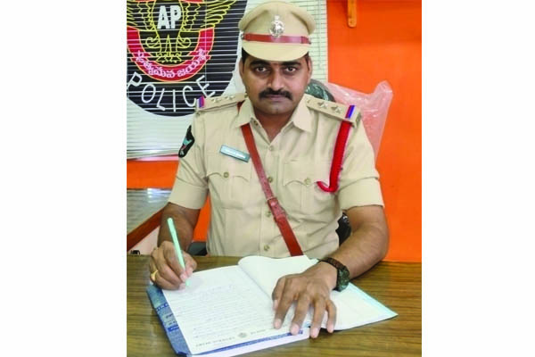 నగరం ఎస్‌ఐగా బాధ్యతలు స్వీకరించిన సురేష్‌.