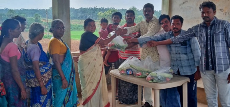 వృద్ధుల కుటుంబాలకు కూరగాయల పంపిణీ
